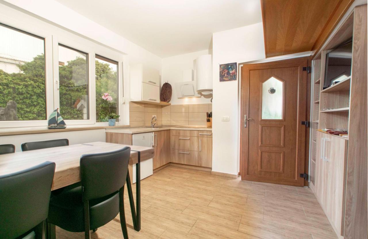 Apartmaji Pri Bosi Nogi إيزولا المظهر الخارجي الصورة